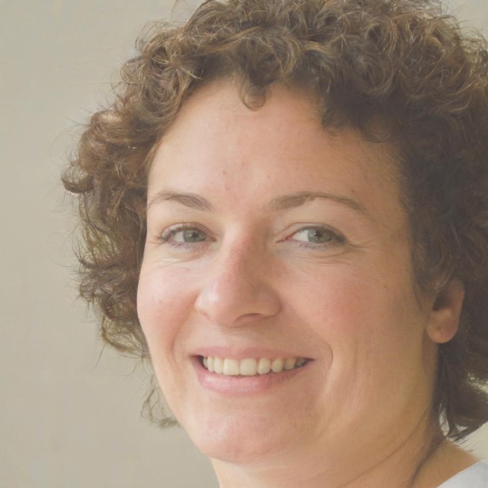 Portrait de Sophie Laurent, spécialiste en épargne stratégique